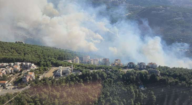 الجيش: طوافات من القوات الجوية تشارك بالتعاون مع الدفاع المدني في إخماد حريق شب في منطقة الربوة- المتن