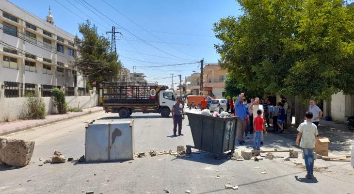 النشرة: اهالي حوش الحريمة بالبقاع الغربي قطعوا الطريق العام احتجاجاً على قطع الكهرباء