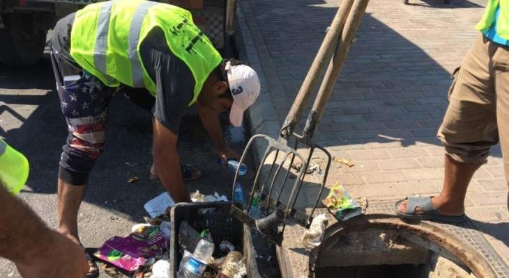 النشرة: بلدية صيدا بدأت بتنظيف مجاري الصرف الصحي استعدادا لموسم الشتاء