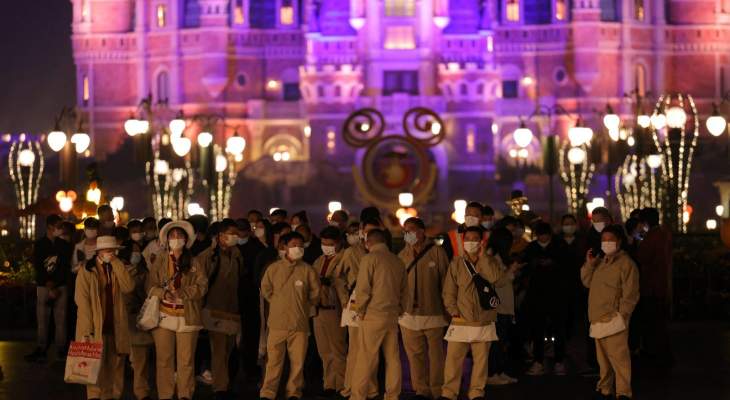 السلطات الصينية احتجزت 30 ألف شخص في "ديزني لاند" شنغهاي بسبب حالة إصابة بـ "كوفيد-19"