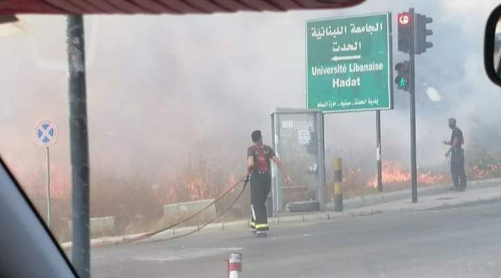 الدفاع المدني يخمد حرائق بالقرب من مداخل الجامعة اللبنانية بالحدت