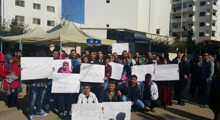طلاب كليةادارة الاعمال بطرابلس يعتصمون احتجاجا على تعيين الدكتورة يمين