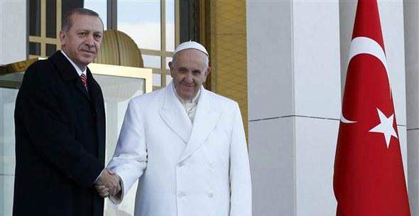البابا يلتقي أردوغان في القصر الرئاسي الجديد في هذه الاثناء