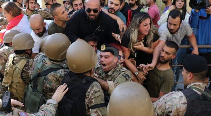 الجيش يحاول منع محتجين من قطع الطريق على أوتستراد جل الديب