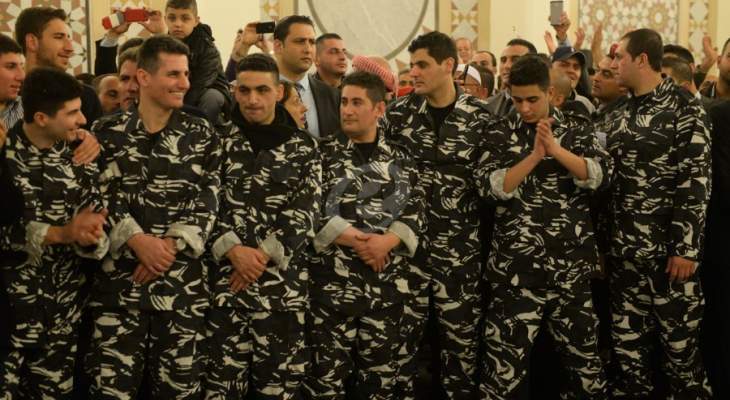 النشرة: العسكريون المحررون من النصرة يتجهون لزيارة مكان أسرهم بالجرود
