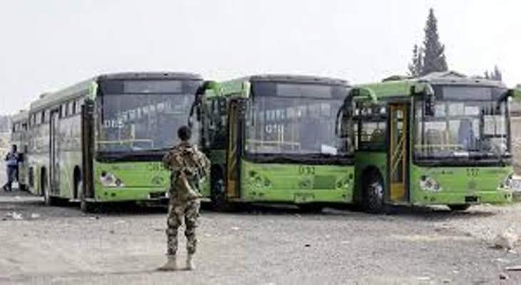 النشرة: خروج 26 حافلة تقل 1807 شخصا من عربين وجوبر وعين ترما بإتجاه إدلب