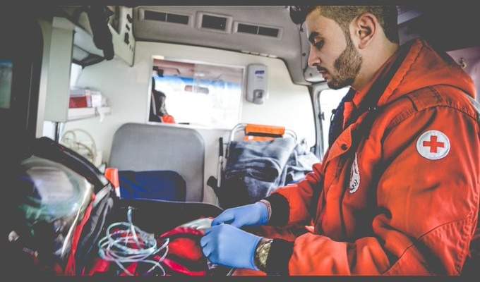 الصليب الأحمر: نقل جريح سقط بمواجهات بيروت الى المستشفى 