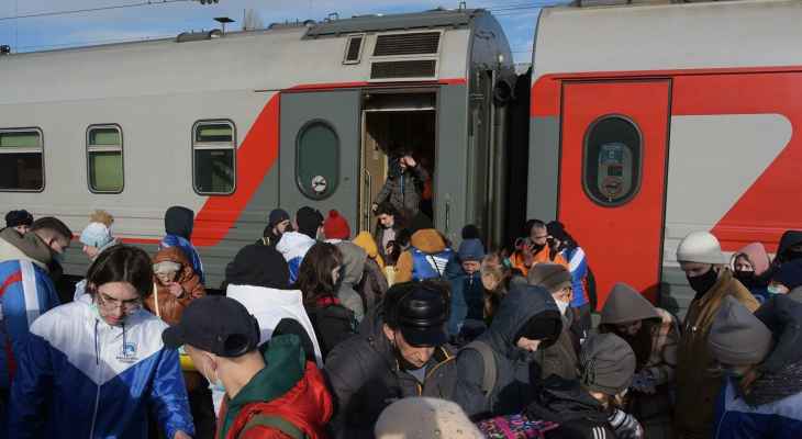 أول قطار لاجئيين من دونباس وصل إلى روسيا على متنه 443 شخصًا