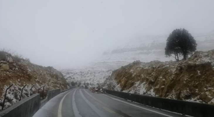 الثلوج تغطي مرتفعات الضنية وتقطع الطرق الجبلية
