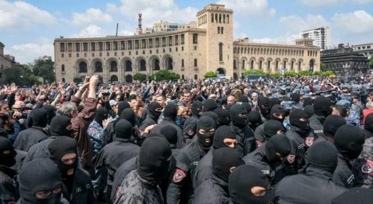 شرطة أرمينيا تفرق محتجين بعد رفض رئيس الوزراء دعوات له بالاستقالة