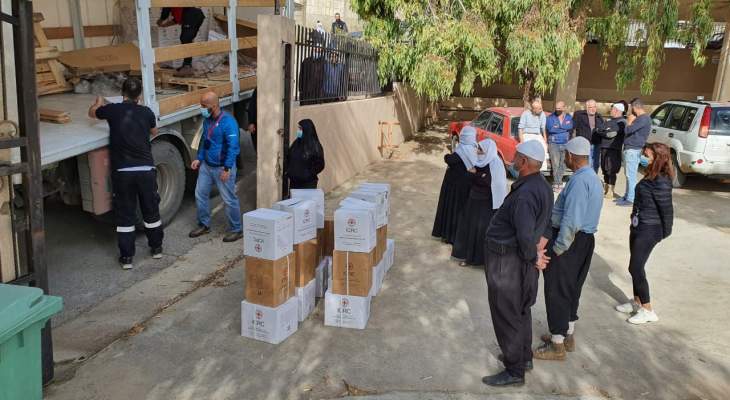 اللجنة الدولية للصليب الأحمر وزعت حصصا غذائية ببلدات عين قنيا شويا وعين جرفا