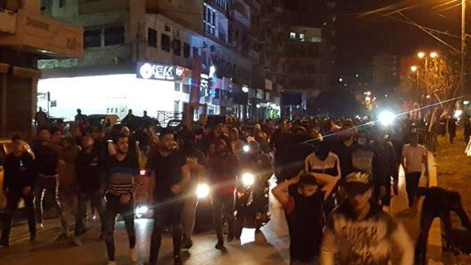 تدافع بين المحتجين وعناصر من الجيش امام منزل النائب فيصل كرامي بطرابلس