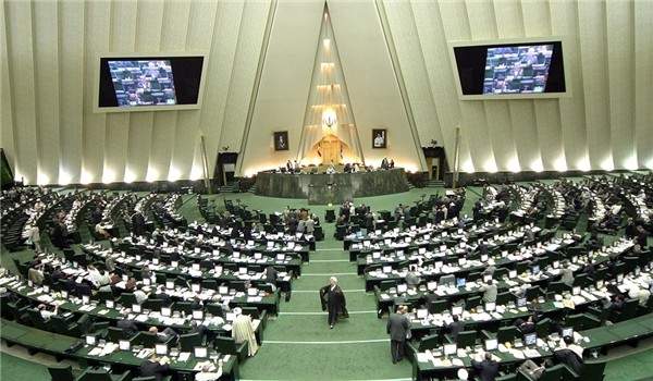 البرلمان الايراني يشيد بخطوة الحرس الثوري باحتجاز العسكريين الاميركيين 