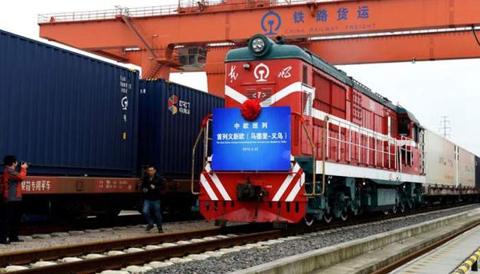 أول قطار تجاري صيني يصل إلى بريطانيا