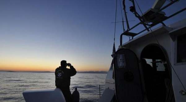 خفر السواحل اليوناني أنقذ 18 مهاجرًا في البحر الأيوني