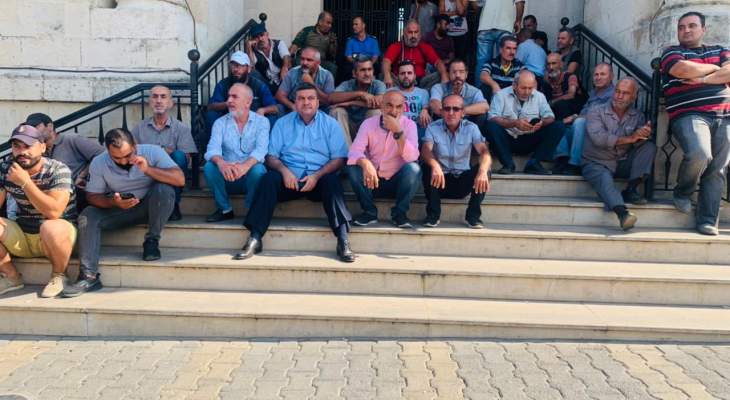 عمال بلدية طرابلس نفذوا اعتصاماً احتجاجا على قرارات يمق