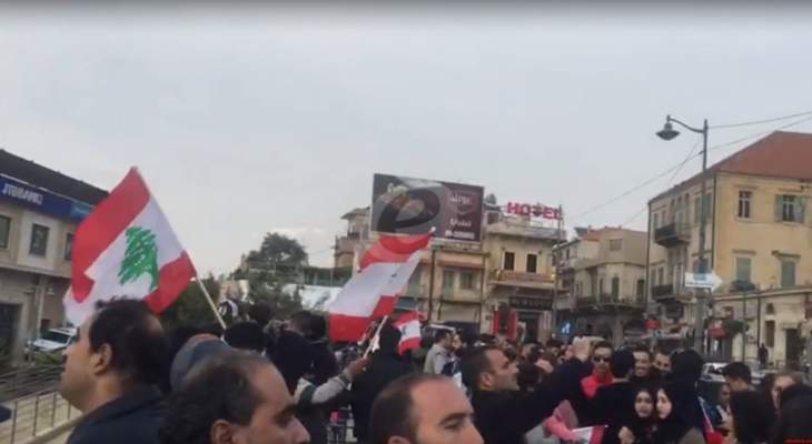 النشرة: اعتصام لاهالي بعلبك بساحة المدينة احتجاجا على الاوضاع الاقتصادية