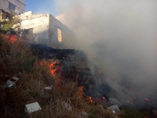 النشرة: حريق بالقرب من قلعة صيدا البرية وسيارات الإطفاء هرعت إلى المكان لإخماده