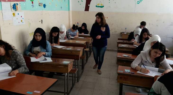 النشرة: إجراء إمتحانات الشهادات الثانوية في سوريا وسط اجراءات مشددة بسبب كورونا