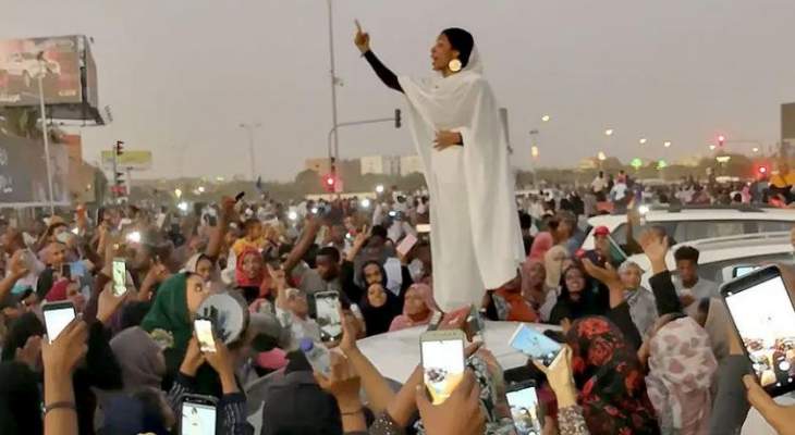 غارديان: &quot;كنداكة&quot; السودان تتحول إلى أيقونة التظاهرات وشبّهت بـ&quot;تمثال الحرية&quot; 