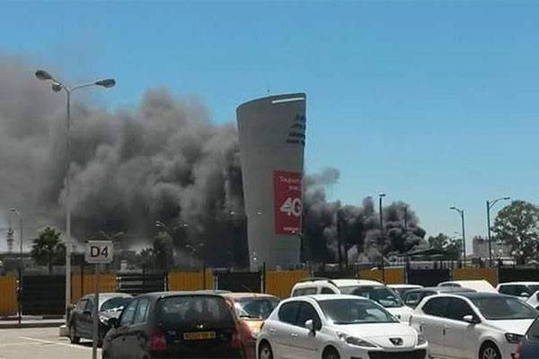 حريق هائل يلتهم مبنى في مطار هواري بومدين في الجزائر