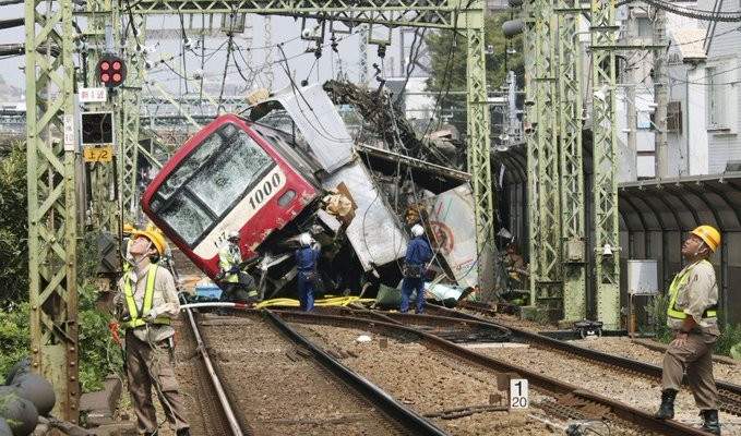 إصابة 30 شخصا في تصادم قطار وشاحنة باليابان