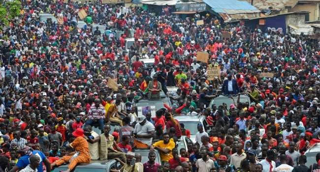 الآلاف في غينيا شاركوا بمسيرات احتجاجا على مساعي الرئيس للترشح لولاية ثالثة