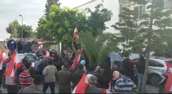محتجون أمام مبنى اتحاد بلديات الفيحاء طالبوا علم الدين بالاستقالة