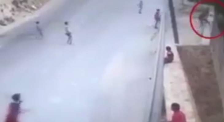 النشرة: طفل سوري سقط من فوق جدار بإرتفاع 10 أمتار ببقسطا ولم يصب بأي أذى