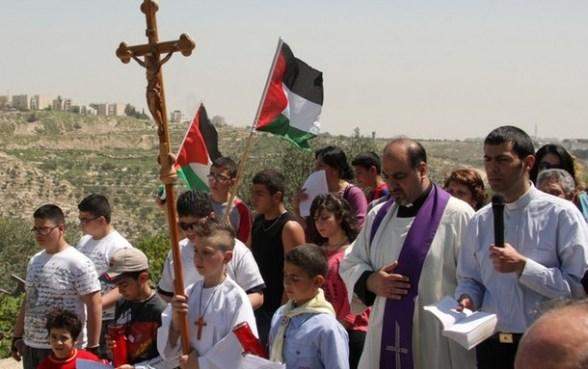 النشرة: مسيحيو القدس اعتصموا ضد جرائم &quot;داعش&quot; بحق المسيحيين بشمال سوريا