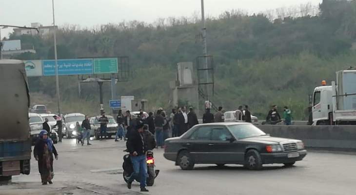 محتجون قطعوا الطريق في المحمرة احتجاجا على توقيف ناشط