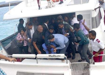 رئيس المالديف يقيل وزير الدفاع بعد انفجار في قاربه
