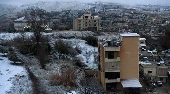 النشرة: تساقط الثلوج بكثافة في مدينة زحلة