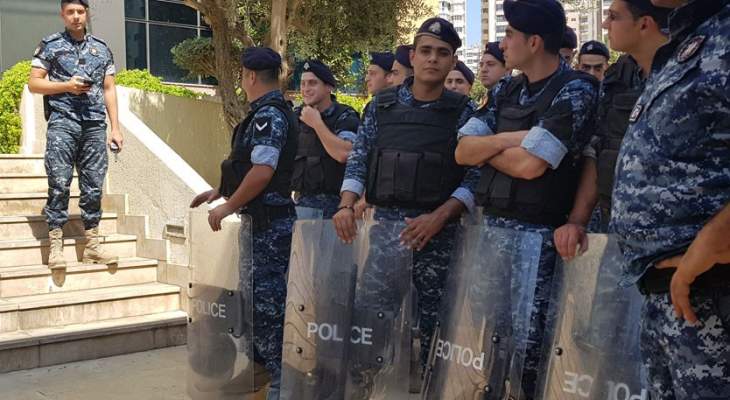 القوى الأمنية توقف عددا من الشبان في وسط بيروت