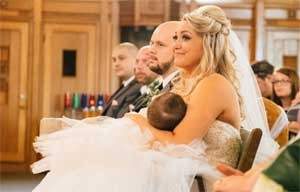 عروس تُرضع طفلها أثناء حفل زفافها