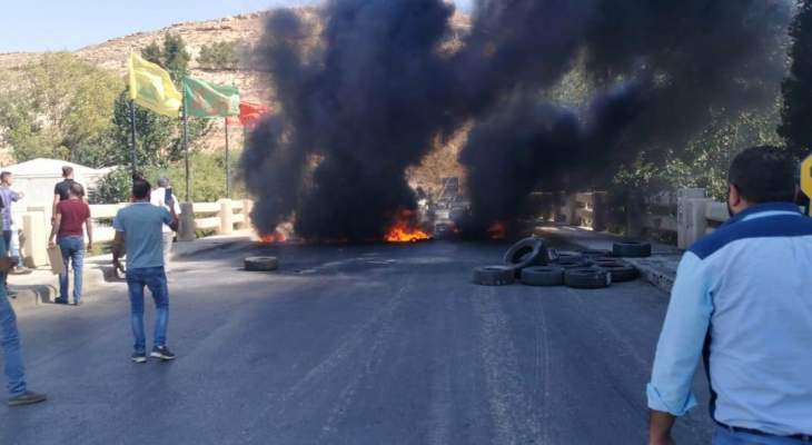 مزارعون قطعوا الطريق الدولية في بعلبك- حمص احتجاجا على حجز مزروعات
