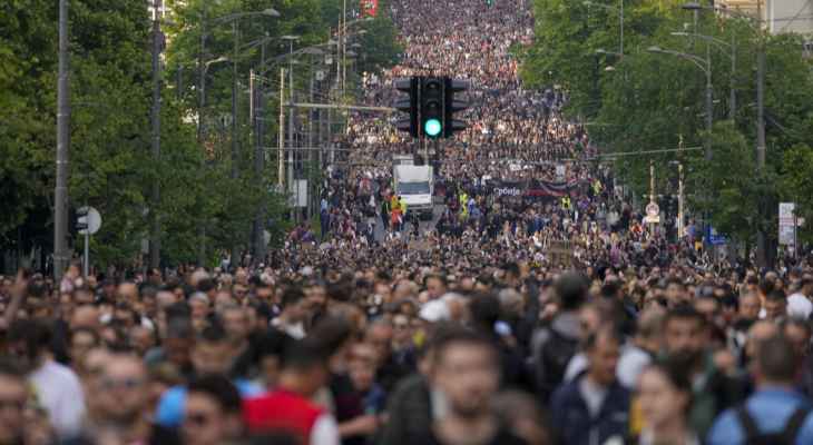 الآلاف تظاهروا في صربيا ضد تصاعد موجة العنف وطالبوا باستقالة مسؤولين كبار
