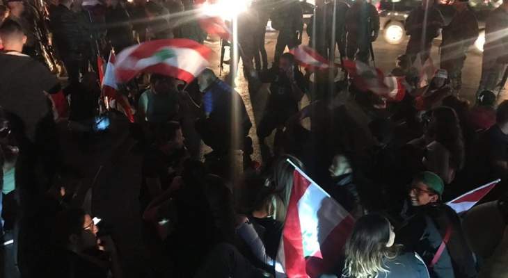 تجمع عدد من المتظاهرين عند تقاطع الشيفروليه