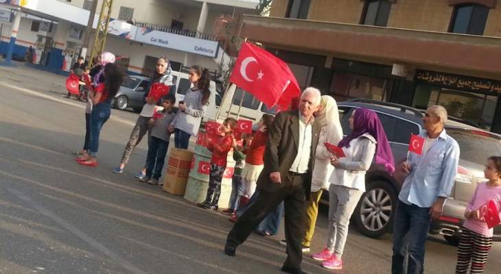 رابطة التركمان توزع اعلام تركيا على المارة بعكار لمناسبة العيد التركي