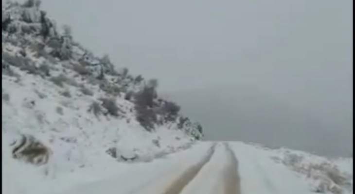 النشرة: تساقط الثلوج تسبب بقطع طريق شبعا عين عطا في منطقة جنعم