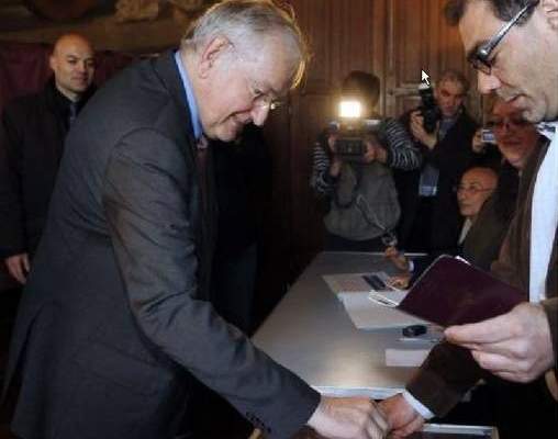 المرشح المستقل للإنتخابات الرئاسية الفرنسية جاك شيميناد أدلى بصوته