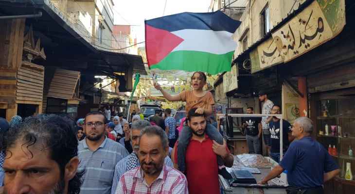 النشرة: مسيرة جماهيرة في عين الحلوة تضامنا مع غزة