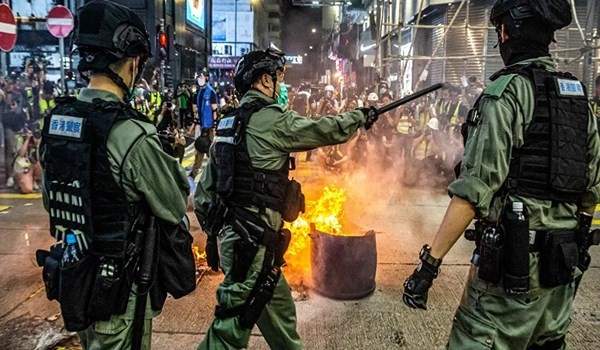 شرطة هونغ كونغ تعتقل أكثر من 300 شخص لانتهاك قانون الأمن القومي