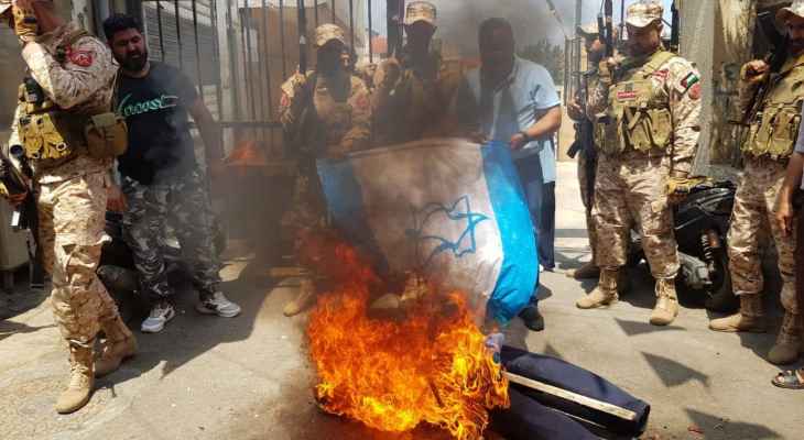 النشرة: إحراق العلم الإسرائيلي خلال وقفة احتجاجية في عين الحلوة تزامنا مع زيارة بايدة إلى بيت لحم