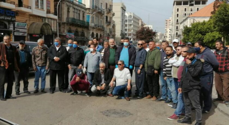 إعتصام لسائقي السيارات العمومية في طرابلس احتجاجا على قرار سير الآليات