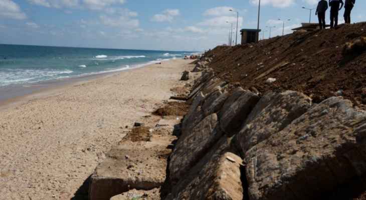 الفلسطينيون يكافحون لوقف تآكل شواطئ غزة بالخرسانة والأنقاض