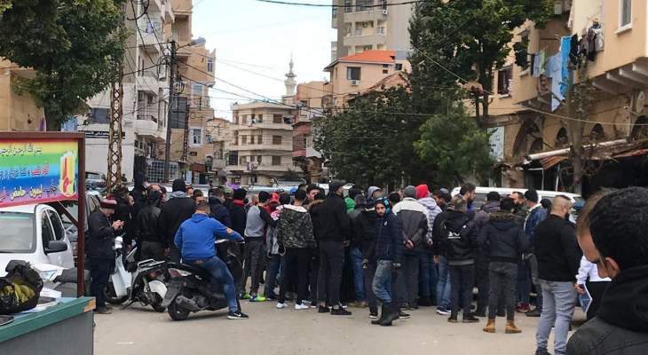 محتجون تجمعوا امام مخفر الميناء مطالبين بالافراج عن موقوف
