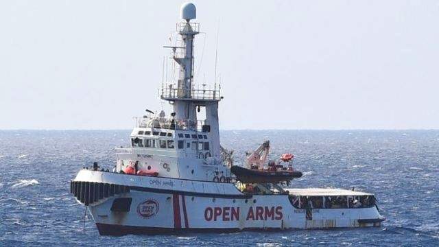السلطات الإيطالية منعت رسو سفينة إنقاذ إسبانية على متنها 73 مهاجرا