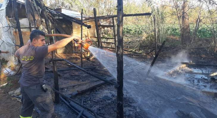 الدفاع المدني أخمد حريق محتويات خيمة تقطنها عائلة نازحة في قبة شمرا