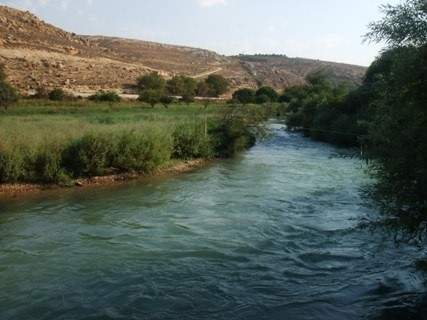  غرق طفلين سوريين في مجرى نهر الغزيل والصليب الاحمر نقل جثتيهما